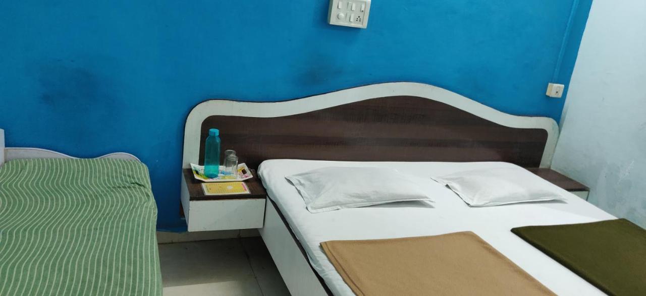 Hotel Rajesh Kolhapur Bagian luar foto