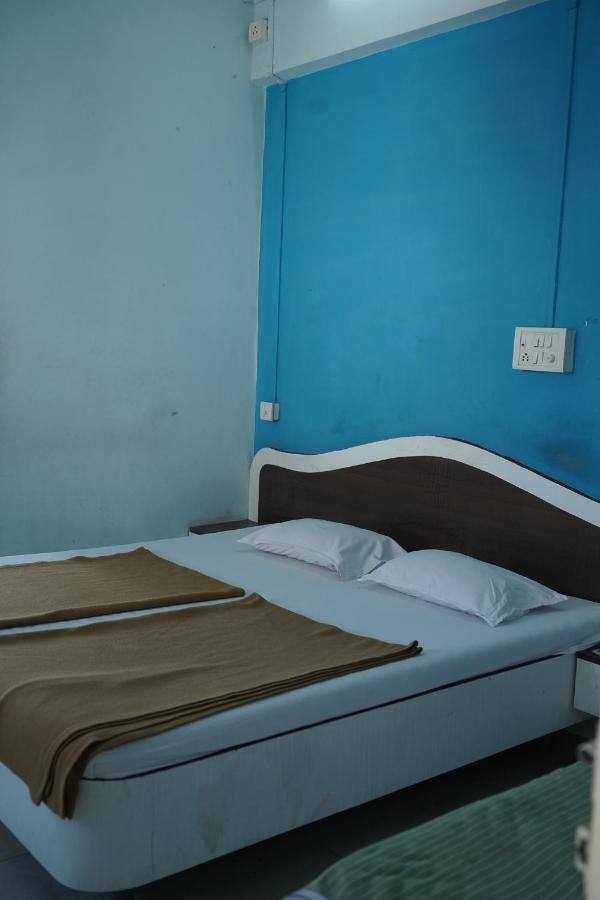 Hotel Rajesh Kolhapur Bagian luar foto