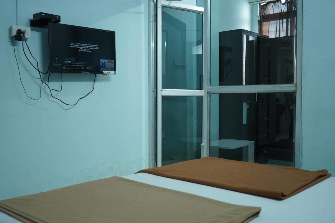 Hotel Rajesh Kolhapur Bagian luar foto