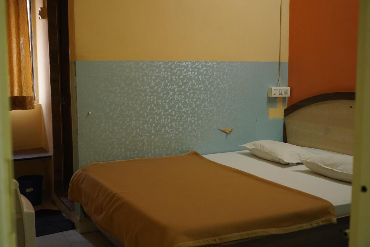 Hotel Rajesh Kolhapur Bagian luar foto